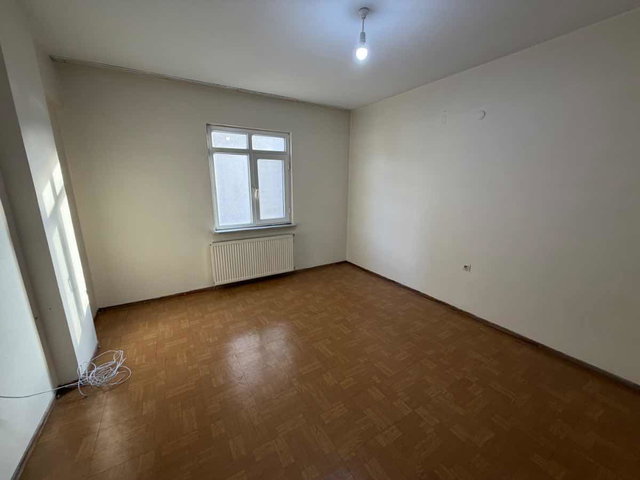 KARTAL TOPSELVİ'DE E5 METROYA YAKIN ARA KAT KİRALIK 3+1 DAİRE.