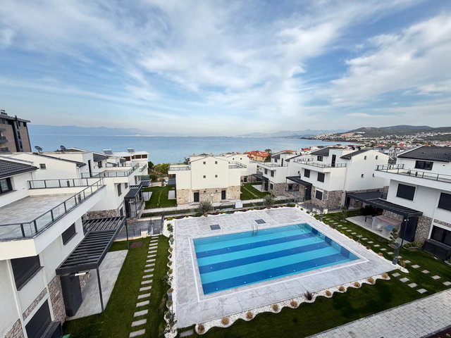 RE/MAX YAZ'DAN BURHANİYE KENT İSKELEDE HAVUZLU VİLLA