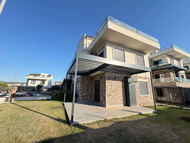 RE/MAX YAZ'DAN BURHANİYE KENT İSKELEDE HAVUZLU VİLLA