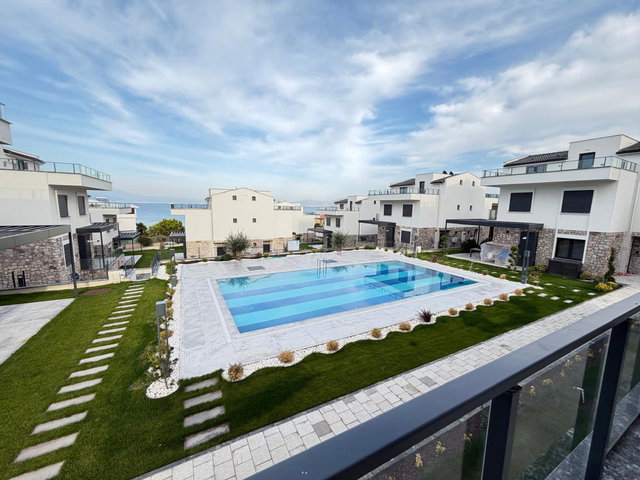 RE/MAX YAZ'DAN BURHANİYE KENT İSKELEDE HAVUZLU VİLLA