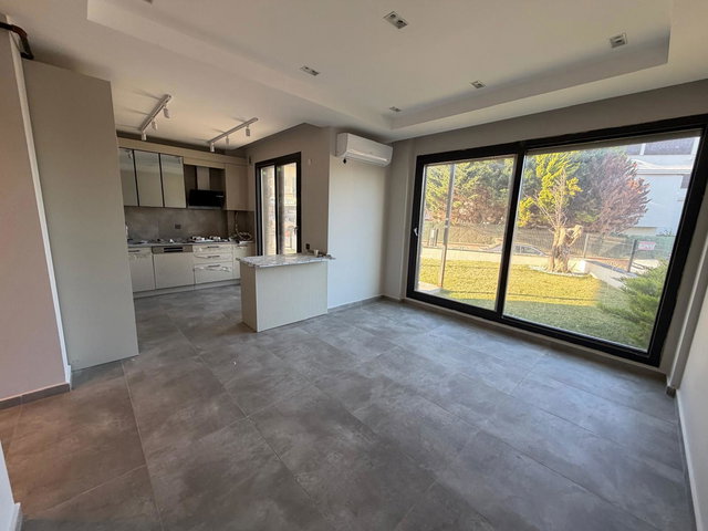 RE/MAX YAZ'DAN BURHANİYE KENT İSKELEDE HAVUZLU VİLLA