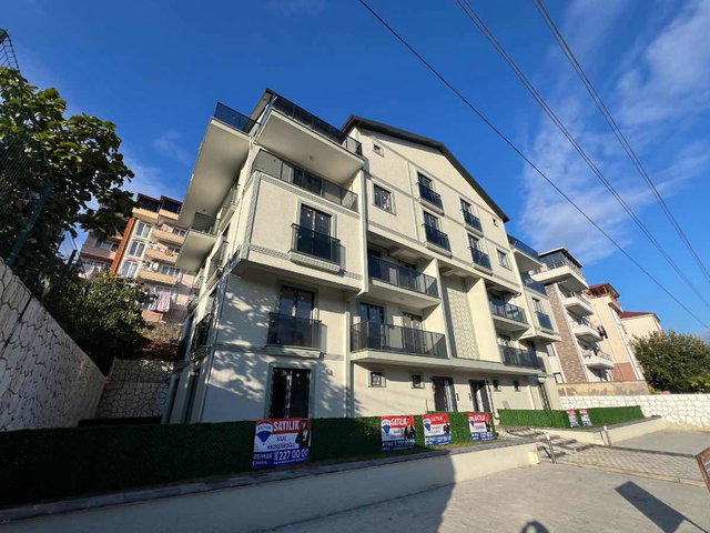 DİLEK ERCAN REMAX ÇAKRA GÖLCÜK ŞİRİNKÖY’DE 3,5+1 BAHÇELİ DAİRE 135 M² NET
