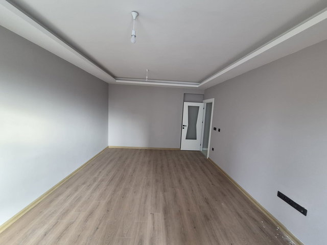 TUZLA AYDINLI MERKEZİ KONUMDA SATILIK 2+1 DAİRE