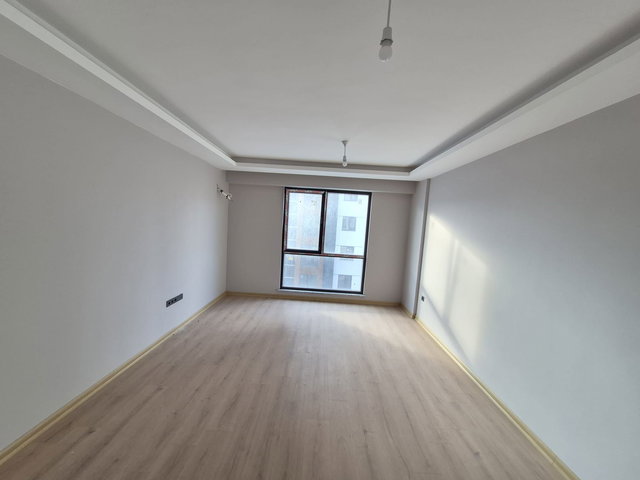 TUZLA AYDINLI MERKEZİ KONUMDA SATILIK 2+1 DAİRE