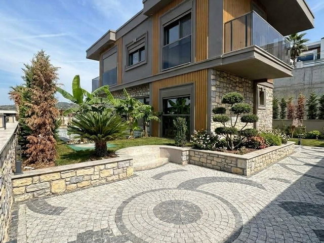 REMAXCİTY KUŞADASI YAYLAKÖYDE HAVUZLU DENİZ MANZARALI ÖZEL VİLLA
