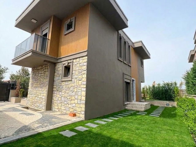 REMAXCİTY KUŞADASI YAYLAKÖYDE HAVUZLU DENİZ MANZARALI ÖZEL VİLLA