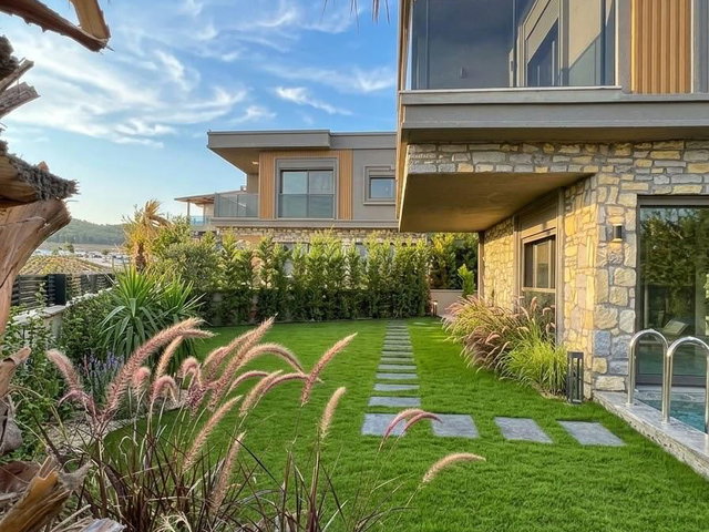 REMAXCİTY KUŞADASI YAYLAKÖYDE HAVUZLU DENİZ MANZARALI ÖZEL VİLLA