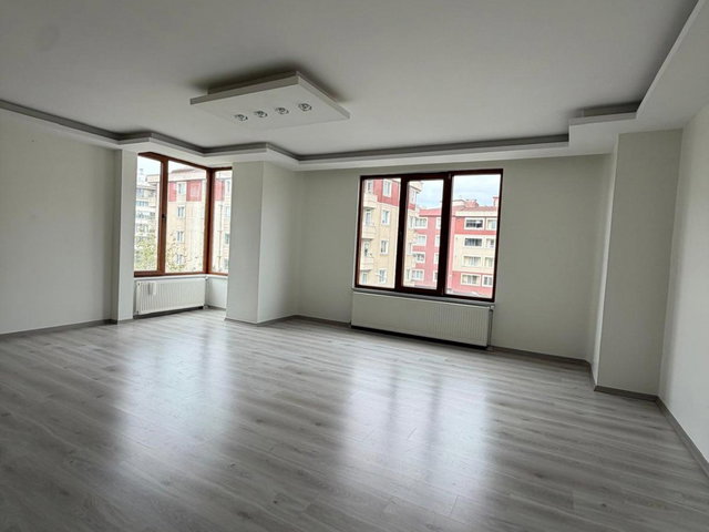 RE/MAX LAND'DAN ÇETIN EMEÇ BULVARI CADDE ÜZERI 3+1 SATILIK DAIRE