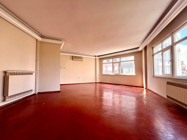 MODA CADDESINDE KIRALIK GENIŞ 3+1 DAIRE- 110 M² NET