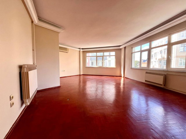 MODA CADDESINDE KIRALIK GENIŞ 3+1 DAIRE- 110 M² NET