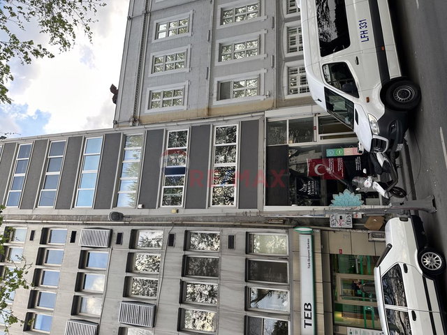 ŞİŞLİ HARBİYE CUMHURİYET CADDESİNDE BAKIMLI KİRALIK OFİS KATLARI