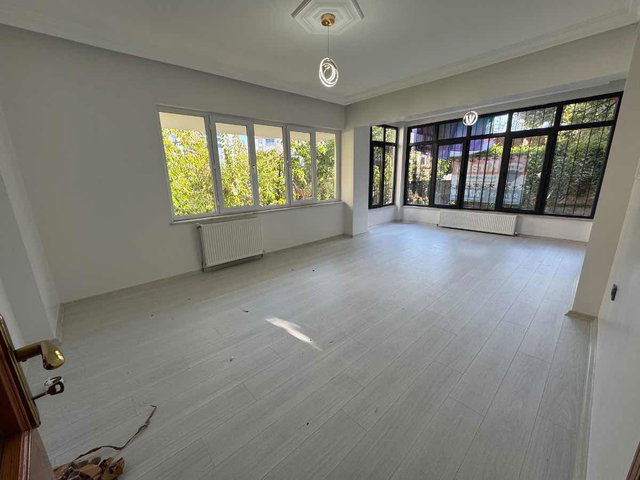 RE/MAX DEĞIŞIMDEN CUMHURİYET MAH.’DE 4+1, 160 M² NET, GİRİŞ KAT, 3 CEPHELİ KİRALIK DAİRE