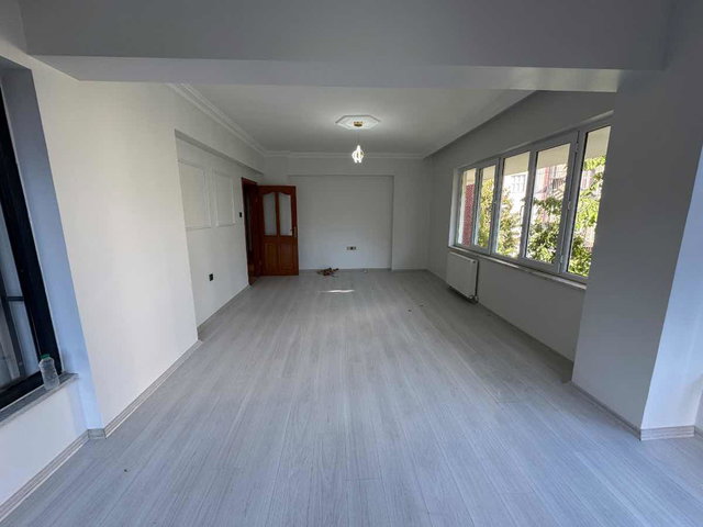 RE/MAX DEĞIŞIMDEN CUMHURİYET MAH.’DE 4+1, 160 M² NET, GİRİŞ KAT, 3 CEPHELİ KİRALIK DAİRE