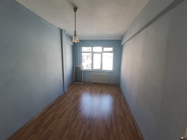 İZMİT CEDİTTE MERKEZİ KONUMDA BALKONLU, OTOPARKLI KİRALIK 3+1