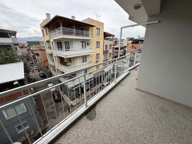 BORNOVA ÇAMDIBI BURAK REIS CADDESI ÜZERINDE TERASLI 2+1 EŞYALI DAIRE