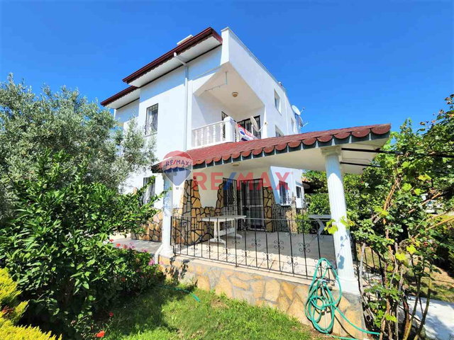 SEFERİHİSAR AKARCA'DA DENİZE 150M FULL EŞYALI 4+1 KİRALIK VİLLA