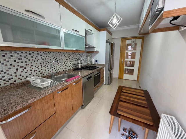 KARŞIYAKA ŞEMİKLER’DE EŞYALI 3+1 | 2 BANYO | GÜNEY-BATI CEPHE | BALKONLU KİRALIK DAİRE