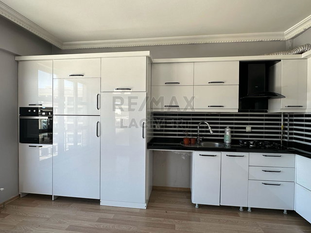 RE/MAX LACIVERT'TEN ŞEHIR HASTANESI KARŞISINDA SATILIK 4+1 DAIRE