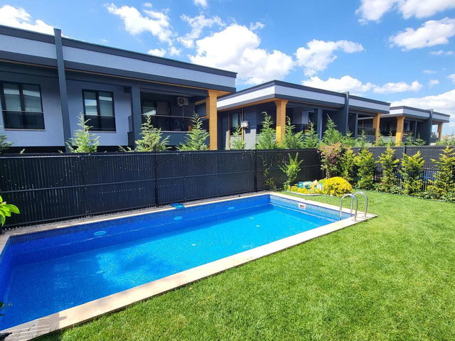 KARTEPE MODERNA VILLALARI SATILIK 5+1 HAVUZLU VILLA