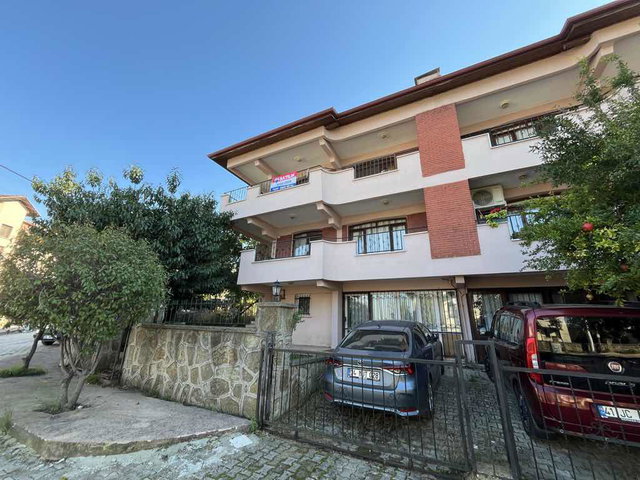 KARAMÜRSEL’DE SİTE İÇİNDE, EŞYALI 3 KATLI 3+2 VİLLA | 260 M² BRÜT