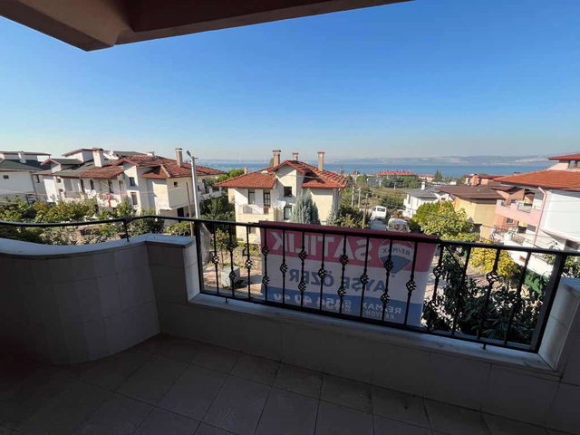 KARAMÜRSEL’DE SİTE İÇİNDE, EŞYALI 3 KATLI 3+2 VİLLA | 260 M² BRÜT