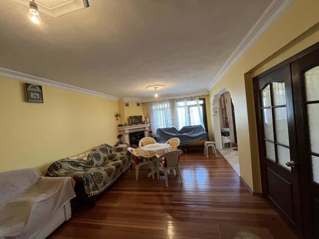 KARAMÜRSEL’DE SİTE İÇİNDE, EŞYALI 3 KATLI 3+2 VİLLA | 260 M² BRÜT