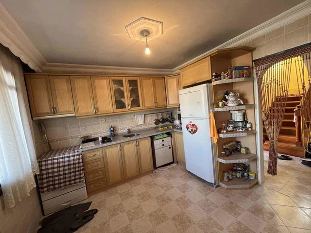 KARAMÜRSEL’DE SİTE İÇİNDE, EŞYALI 3 KATLI 3+2 VİLLA | 260 M² BRÜT