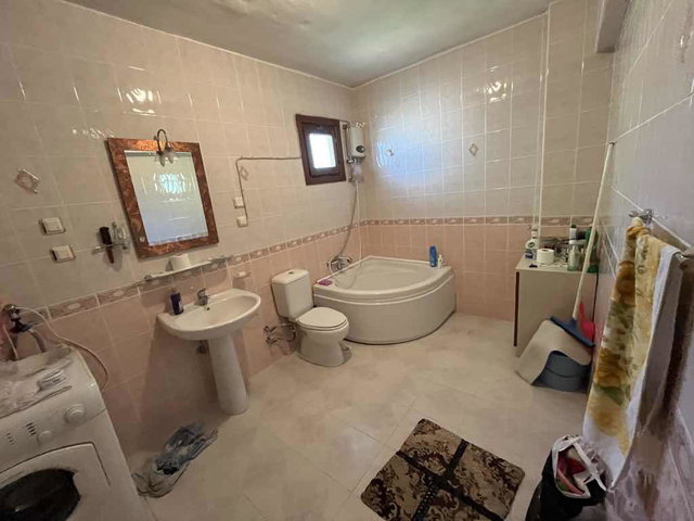 KARAMÜRSEL’DE SİTE İÇİNDE, EŞYALI 3 KATLI 3+2 VİLLA | 260 M² BRÜT