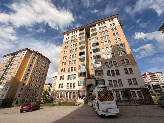 REMAX ARTIS'TEN ABDURRAHMAN GAZI TOKILERDE KIRALIK 3+1 DAIRE