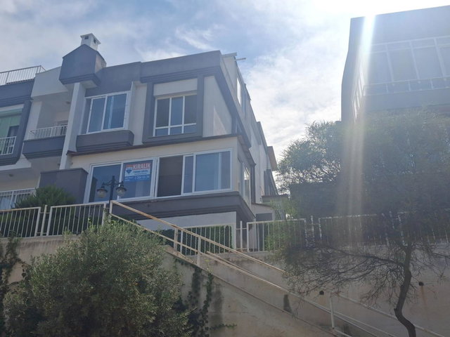 İZMİR GÜZELBAHÇE ÖZZÜMRÜT SİTESİ SATILIK 5+1 TRİBLEX VİLLA