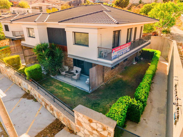 URLA ENCORE GARDENDA DENİZ MANZARALI, GENİŞ BAHÇELİ 4+1 VİLLA