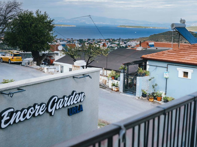 URLA ENCORE GARDENDA DENİZ MANZARALI, GENİŞ BAHÇELİ 4+1 VİLLA