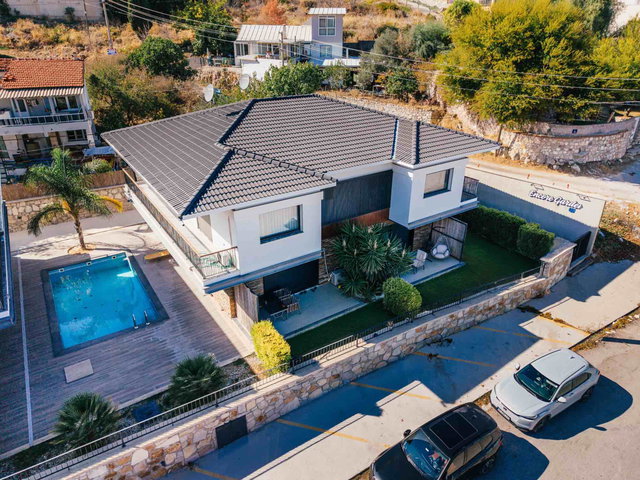 URLA ENCORE GARDENDA DENİZ MANZARALI, GENİŞ BAHÇELİ 4+1 VİLLA