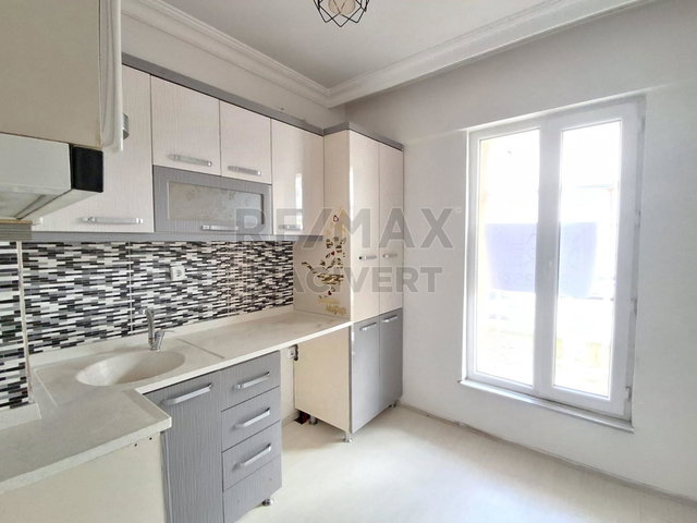 RE/MAX LACİVERT'TEN YUNUSEMRE'DE SATILIK 2+1 MASRAFSIZ DAİRE