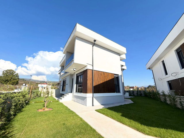 REMAX HÜR'DEN HENDEK'TE LÜKS, FERAH VE GENİŞ BAHÇELİ VİLLA
