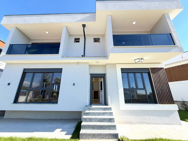 REMAX HÜR'DEN HENDEK'TE LÜKS, FERAH VE GENİŞ BAHÇELİ VİLLA