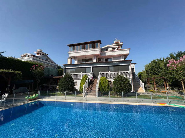 ÇATALCA İZZETİN VİLLALARI SİTESİNDE SATILIK 8+2 VİLLA