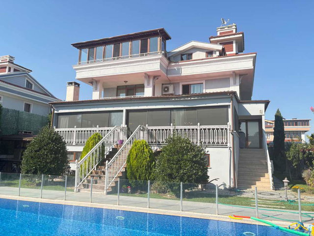 ÇATALCA İZZETİN VİLLALARI SİTESİNDE SATILIK 8+2 VİLLA
