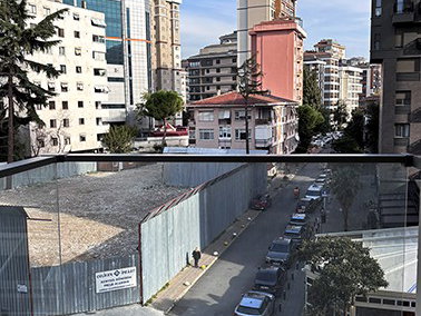 CADDEBOSTAN PLAJ YOLU SOKAK'TA SIFIR BİNADA 3+1 KİRALIK DAİRE