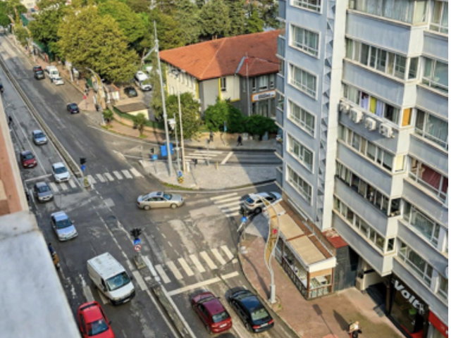 ASUMAN MÜTEVELLIOĞLU’NDAN LİSE CADDESİNDE EVCİM PASTAHANESİ KARŞISINDA SATILIK 2+1 DAİRE