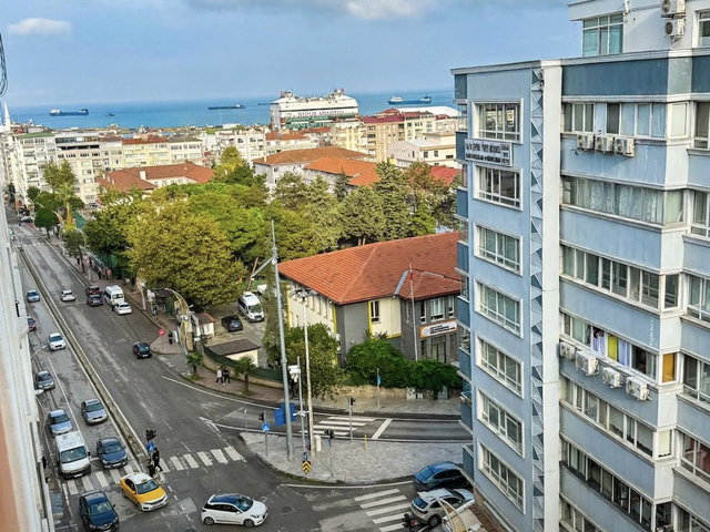 ASUMAN MÜTEVELLIOĞLU’NDAN LİSE CADDESİNDE EVCİM PASTAHANESİ KARŞISINDA SATILIK 2+1 DAİRE