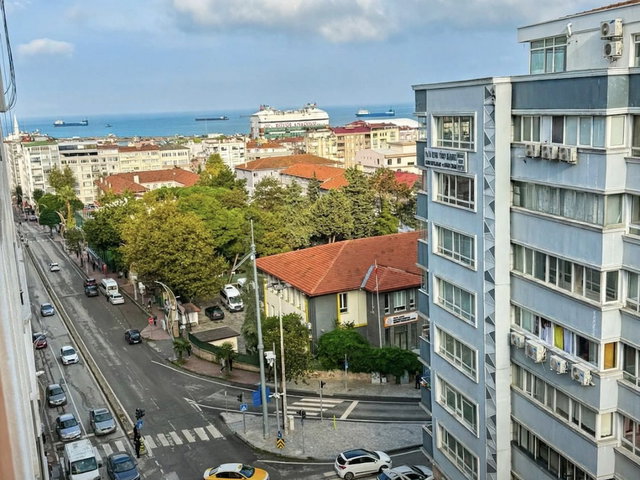 ASUMAN MÜTEVELLIOĞLU’NDAN LİSE CADDESİNDE EVCİM PASTAHANESİ KARŞISINDA SATILIK 2+1 DAİRE