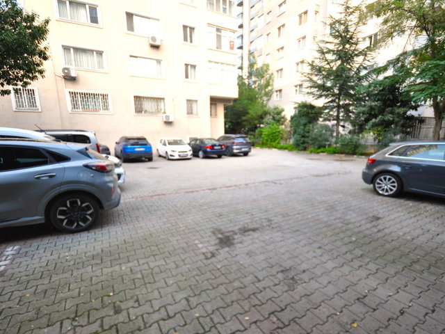 İÇERENKÖYDE YEŞİLLİKLER İÇİNDE  M4 METROYA YAKIN OTOPARKLI TEMİZ BOYALI GENİŞ 3+1