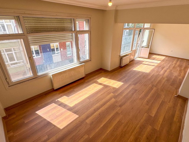 KALAMIŞ SAHİLE YAKIN 35M² SALONLU, ÇİFT BALKONLU, YENİLENMİŞ 2+1