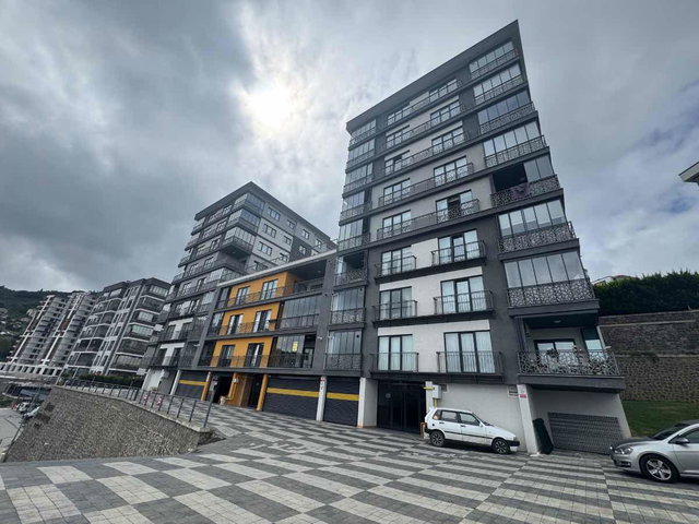 BEŞIRLI 'DE DENIZ MANZARALI GENIŞ BALKON SITE İÇI KIRALIK DAIRE