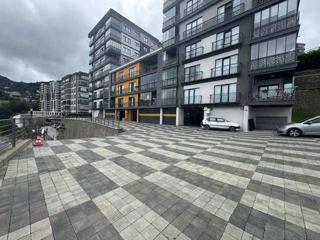 BEŞIRLI 'DE DENIZ MANZARALI GENIŞ BALKON SITE İÇI KIRALIK DAIRE