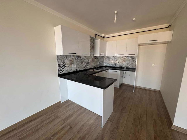 BEŞIRLI 'DE DENIZ MANZARALI GENIŞ BALKON SITE İÇI KIRALIK DAIRE