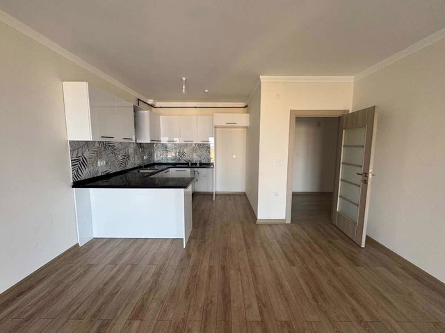BEŞIRLI 'DE DENIZ MANZARALI GENIŞ BALKON SITE İÇI KIRALIK DAIRE