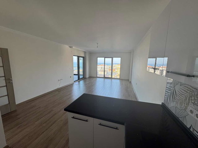 BEŞIRLI 'DE DENIZ MANZARALI GENIŞ BALKON SITE İÇI KIRALIK DAIRE