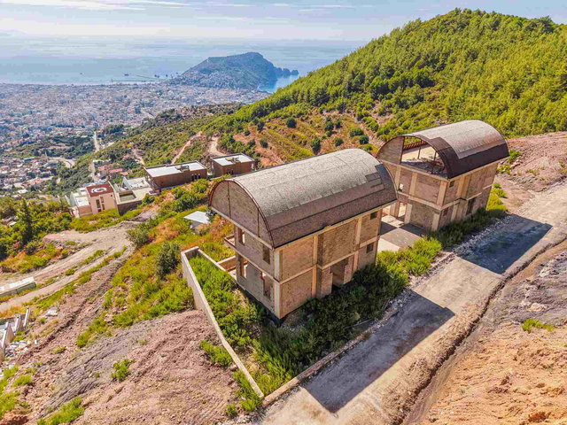 TEPE MAHALLESİNDE DENİZ, KALE VE ŞEHİR MANZARALI VİLLA PROJESİ
